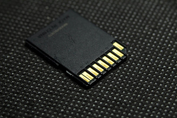 Memory card contacts on desktop